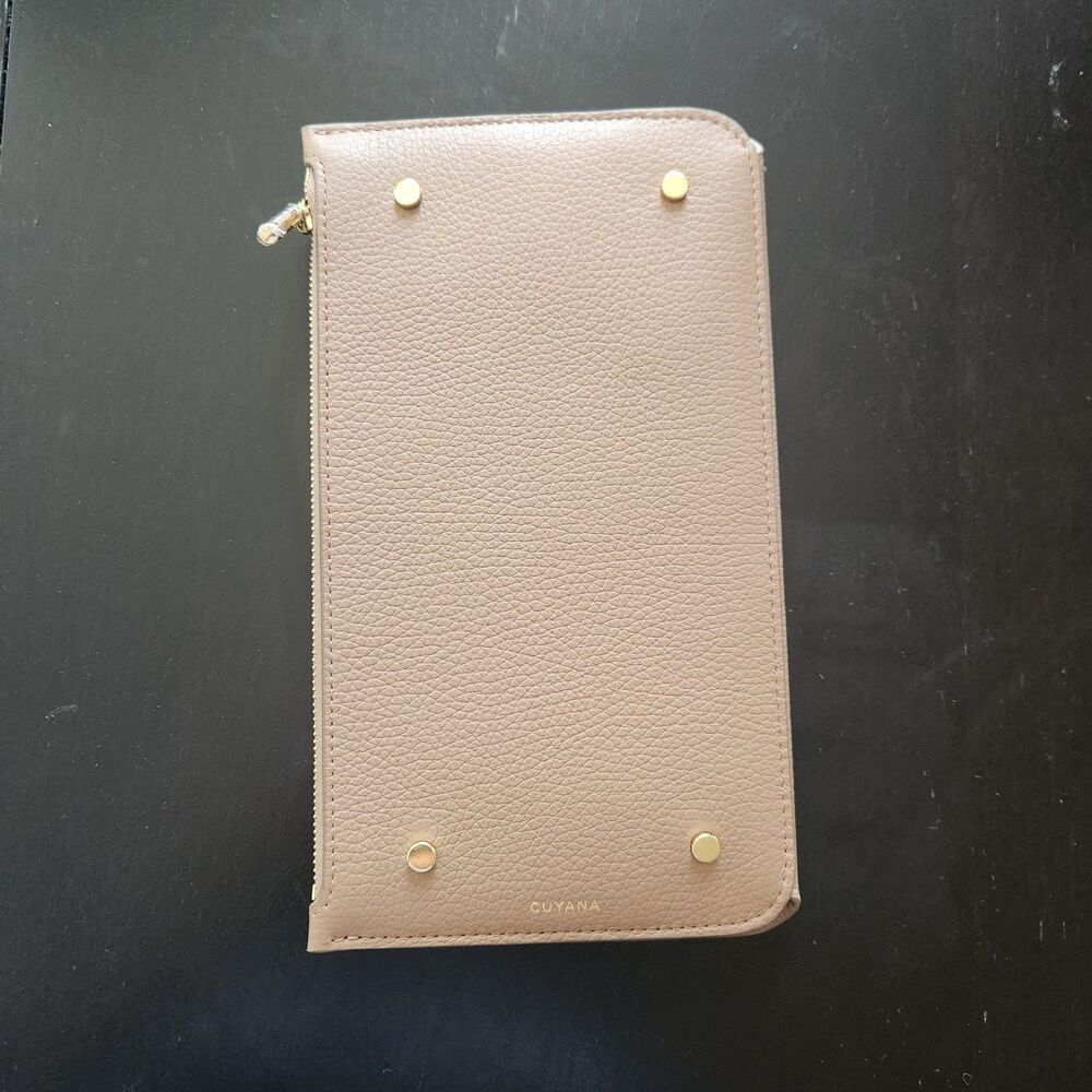 Cuyana Zip Pouch/Wallet refined Italian pebbled leather Classic in Capuccino